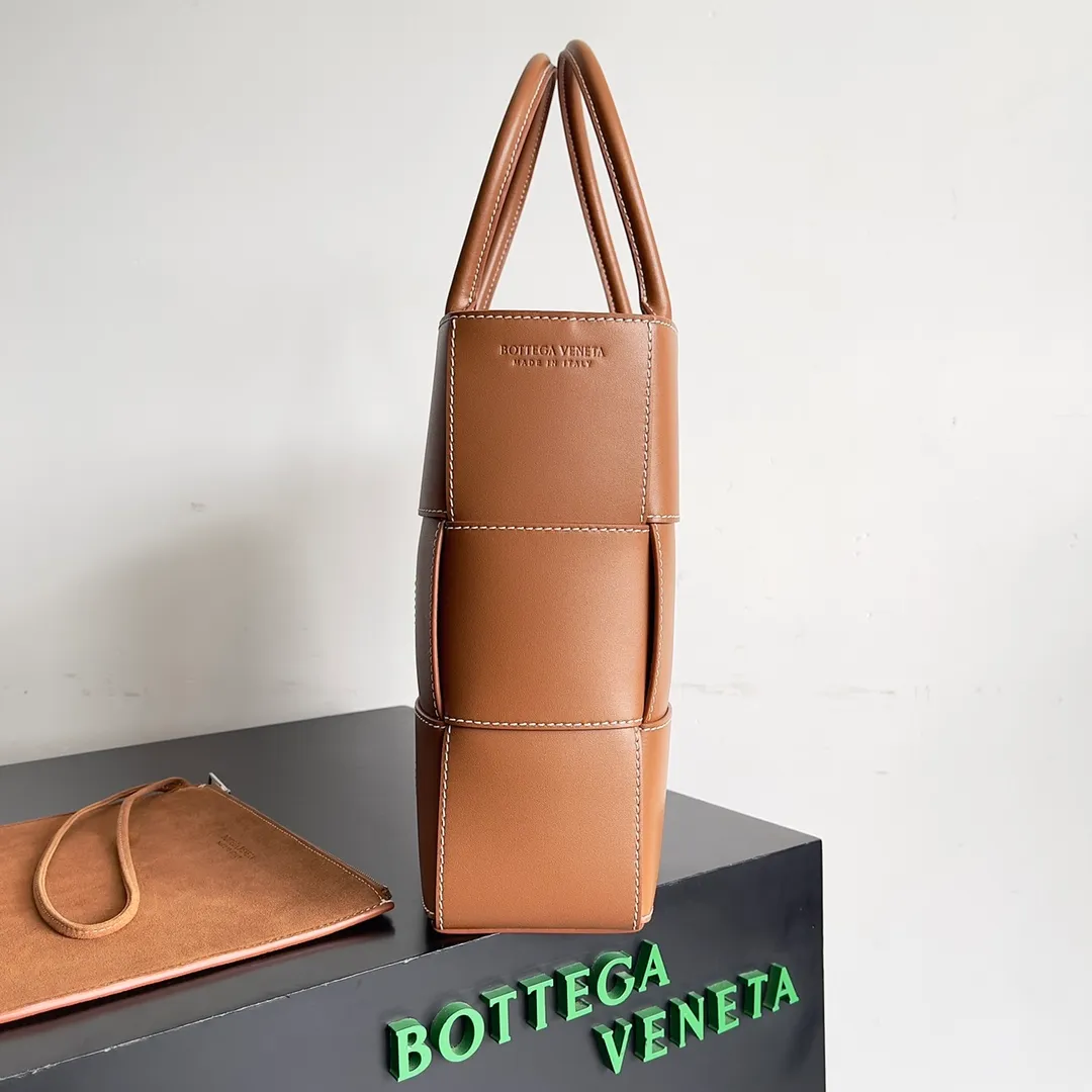 The batch of 1960 BV tote bag (small four compartments) has finally been shipped🔥🔥 The leather feels great! It has stitching workmanship and is very low-key. The more I look at it, the more I like it. I usually go out for rides and planes with a lot of things and need to carry a computer. Carrying a bag like this is all it takes. It comes with a small bag for storage, which is very convenient. Style number: 756682 Size: 38*10*28cm